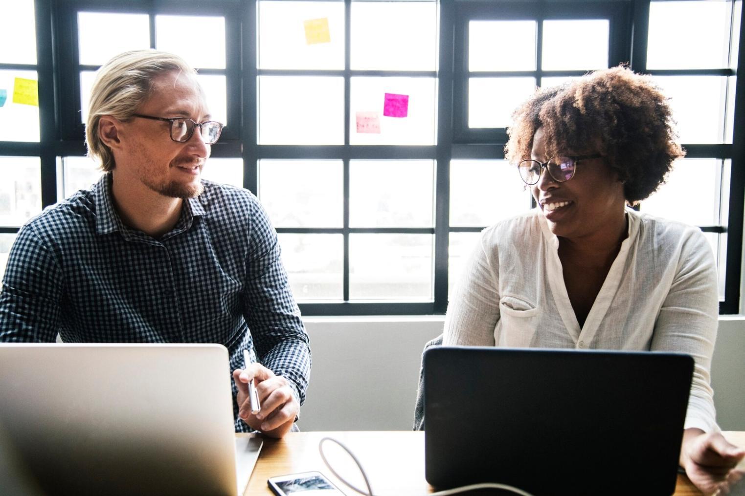 Espace de travail moderne représentant l'environnement professionnel de nos équipes financières